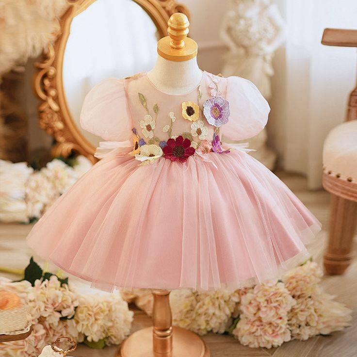 لباس عروس بچه گانه صورتی یکی از لباس‌های محبوب و جذاب برای دختران کوچک است. این لباس‌ها به طور کلی از جنس پارچه‌های نرم و با کیفیت ساخته شده‌اند و به راحتی در مراسم عروسی قابل پوشیدن هستند.