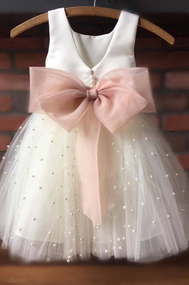 لباس عروس بچه گانه صورتی یکی از لباس‌های محبوب و جذاب برای دختران کوچک است. این لباس‌ها به طور کلی از جنس پارچه‌های نرم و با کیفیت ساخته شده‌اند و به راحتی در مراسم عروسی قابل پوشیدن هستند.